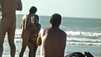 Verano maduro con curvas da placer a una polla larga con boca y coño