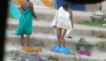 Cutie se empapa de semen después de un blowbang al aire libre