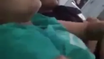 MILF rubia tetona cabalga y se corre en sus tetas