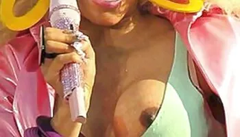 Linda pareja se desnuda completamente y folla al aire libre