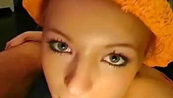 Cornudo emocionado mira a la ama de casa Eva Ann obtener su coño de golpe