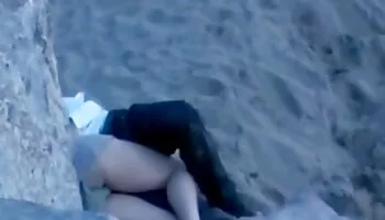 Chica tetona de cosplay jugando con su coño calvo en la cámara