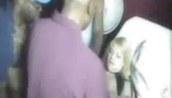 Linda vaquera obtiene el toque de los dedos