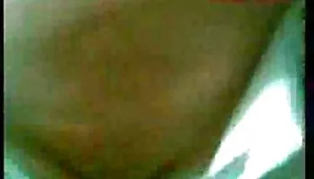 Chica con grandes tetas sabe cómo masturbarse una polla