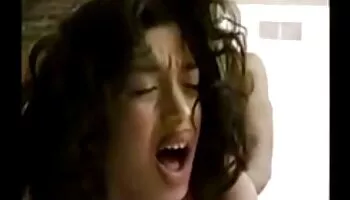 Linda morena se frota y se toca los dedos con un juguete nuevo