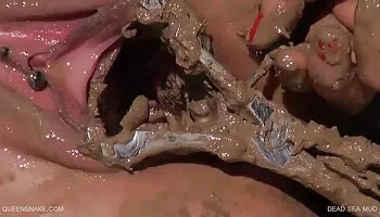Transexual asiática tetona Kim C masturbándose la polla y tiene una fuga