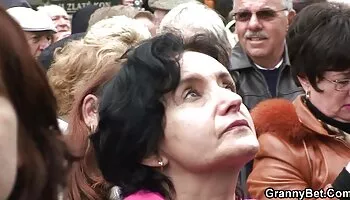 Tetona morena chupa polla para montar