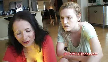 Ebony Dani Dolce se mete una polla negra en la boca y el coño y se corre en la cara