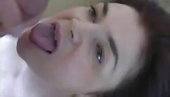 Ama de casa británica gordita jugando en su cocina