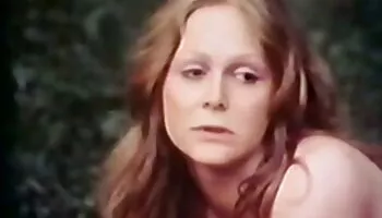 Nena oscura expone su arrebatar mojado
