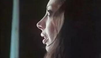 Latina de piel oscura cae a cuatro patas