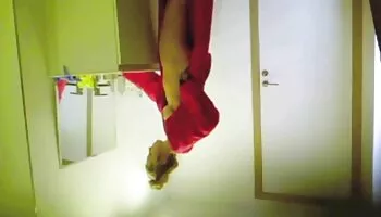 Tetona latina travesti en medias se masturba