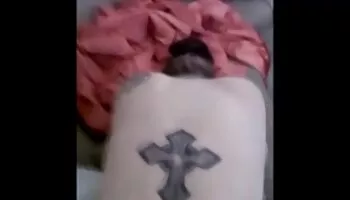 Adolescente universitaria Paris Divine sexo duro en el asiento trasero